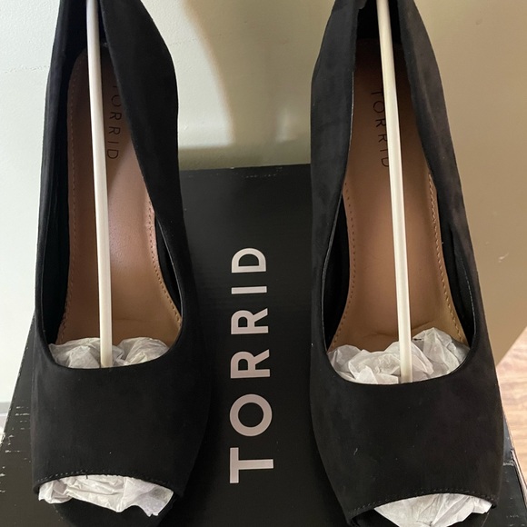 TORRID BNWT black platform peep toe heel - Picture 4 of 6
